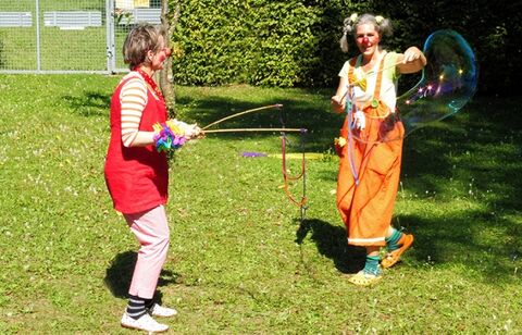 Für eine lustige Abwechslung sorgten die beiden Clowns Elli Spirelli und Klecks vom Lachfalten e.V. auf dem Spielplatz des Hegau-Jugendwerks. Bild: Kranz